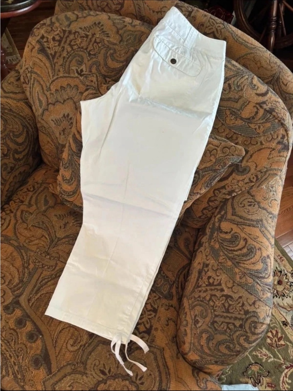 Izod women’s White Relaxed Drawstring capris